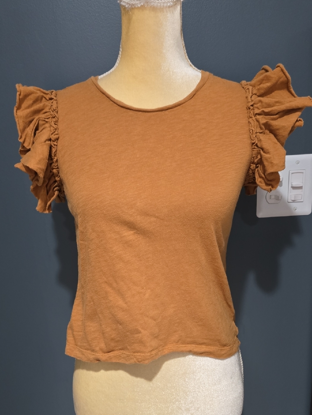 Industry Ruffle Sleeve Crew Neck Tee in Burnt Orange Sz XS